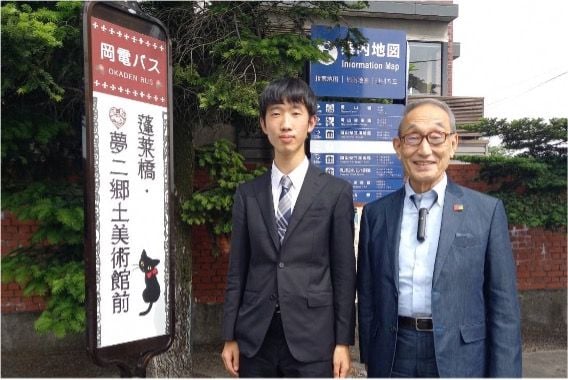 小嶋氏（右）と筆者（左）。小嶋氏は1945年生まれ。慶應義塾大学経済学部卒業後、銀行勤務を経て1973年に両備運輸入社。両備バス（現両備ホールディングス）社長就任時にグループ代表にも就任。2011年から両備グループ代表兼CEOを務める（写真：両備HD）