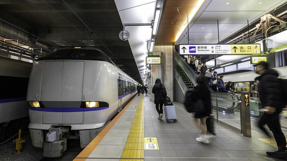 敦賀駅高架橋直下の1階が連絡する在来線特急ホーム33番線 に「サンダーバード」 、34番線に「しらさぎ」が待ち受ける(写真:久保田 敦)