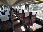 客室内はソファのような重厚感ある座席が並ぶ