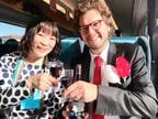 アドリアン氏と乾杯する筆者