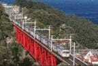 東海道線の根府川橋梁を走る「踊り子」