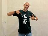 「仁義ないTIME」のTシャツを着たカリムさん