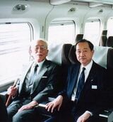 「のぞみ」試乗列車に乗車する元国鉄技師長の島秀雄さん（左）と当時のJR東海社長須田寛氏（撮影：南正時）