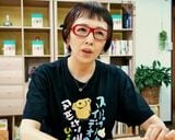 ヤン ヨンヒ／大阪出身のコリアン2世。アメリカNYニュースクール大学大学院メディア・スタディーズ修士号取得。高校教師、劇団活動、ラジオパーソナリティ等を経て、1995年より国内及びアジア各国を取材し報道番組やTVドキュメンタリーを制作。父親を主人公に自身の家族を描いたドキュメンタリー映画『ディア・ピョンヤン』（2005）、自身の姪の成長を描いた『愛しきソナ』（2009）、母の姿を描いた『スープとイデオロギー』（2021）がある。著書にノンフィクション「兄 かぞくのくに」（2012／小学館）、小説「朝鮮大学校物語」（2018／KADOKAWA）、エッセイ「カメラを止めて書きます」（2023／クオン／日本語版）ほか（撮影：朝山実）