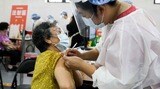 2021年6月15日に、日本から送られた新型コロナウイルスワクチンを接種する台湾市民（写真・ Bloomberg Finance LP）
