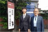 小嶋氏（右）と筆者（左）。小嶋氏は1945年生まれ。慶應義塾大学経済学部卒業後、銀行勤務を経て1973年に両備運輸入社。両備バス（現両備ホールディングス）社長就任時にグループ代表にも就任。2011年から両備グループ代表兼CEOを務める（写真：両備HD）