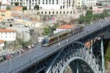 ポルトのメトロはドンルイス1世橋を渡る（筆者撮影）