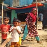 三ツ矢サイダーのキャンディを嬉しそうに食べるバングラデシュの子供たち。ちなみにお母さんにも渡しました（筆者撮影）