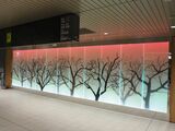 新綱島駅改札付近には発光するガラスパネルを設置。四季を表現して色が変わる（記者撮影）