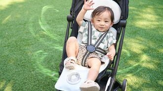 赤ちゃんを抱っこする男性