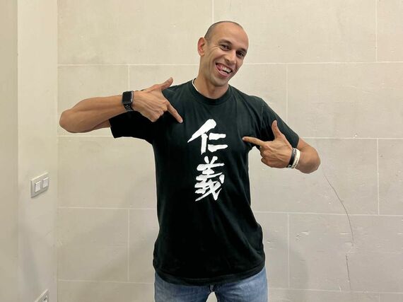 「仁義ないTIME」のTシャツを着たカリムさん