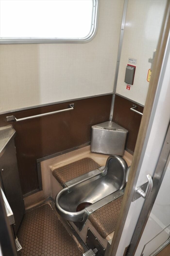 先頭車にあるトイレは和式