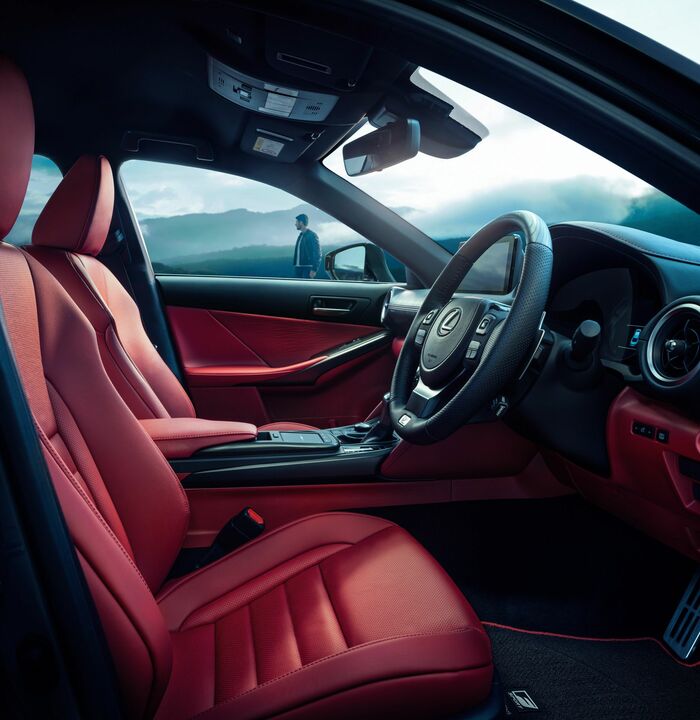 “F SPORT”専用本革スポーツシート