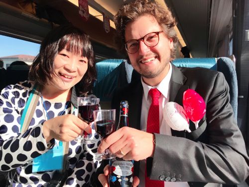 アドリアン氏と乾杯する筆者