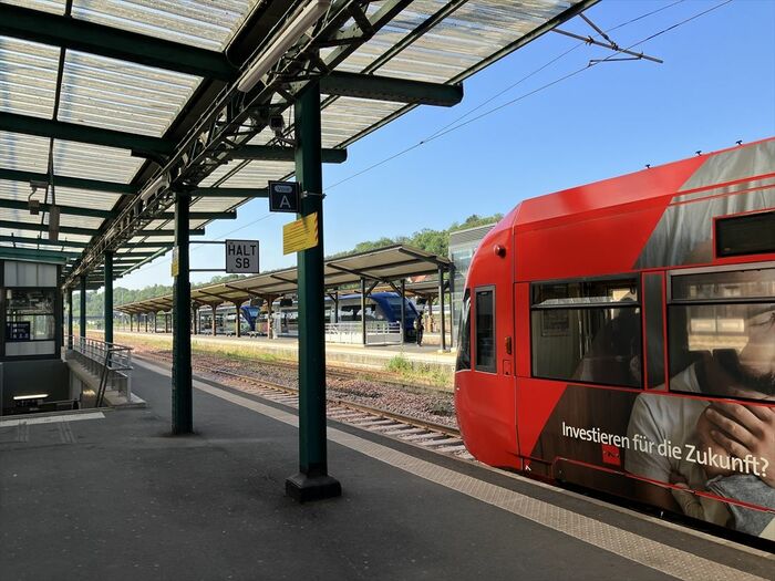 サルグミーヌ駅に停車するトラム