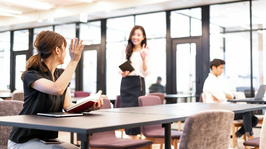 なるべくラクして会社で生き残るためにも「ゆる社内政治」はやっておいて損はないかもしれません（写真：TAKA-HERO／PIXTA）