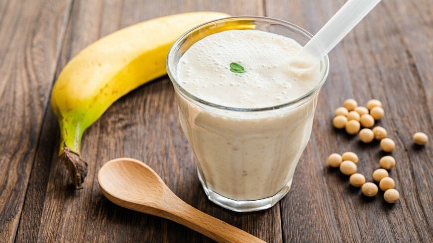 お腹の調子を整える果物、バナナ。腸活食材として食べるときに注意したい点を紹介します（写真：kikisorasido／PIXTA）