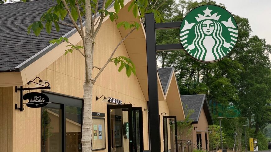 スタバ持つ「特別感」は「矛盾」が作っているのではないか。スタバの歴史をたどりながら、どのように現在に至っているのかを考える（写真：photok／PIXTA）