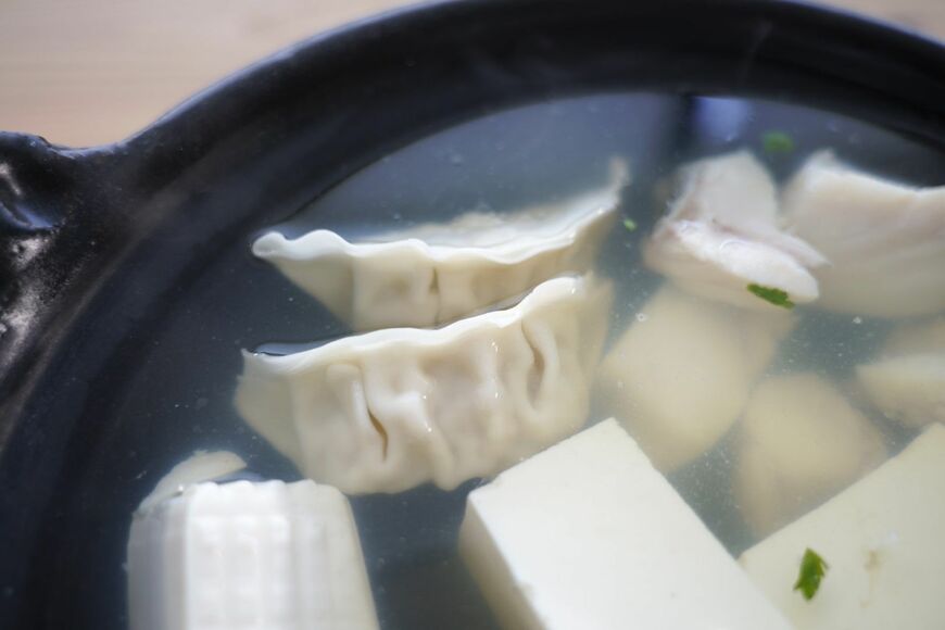 餃子を入れた湯豆腐