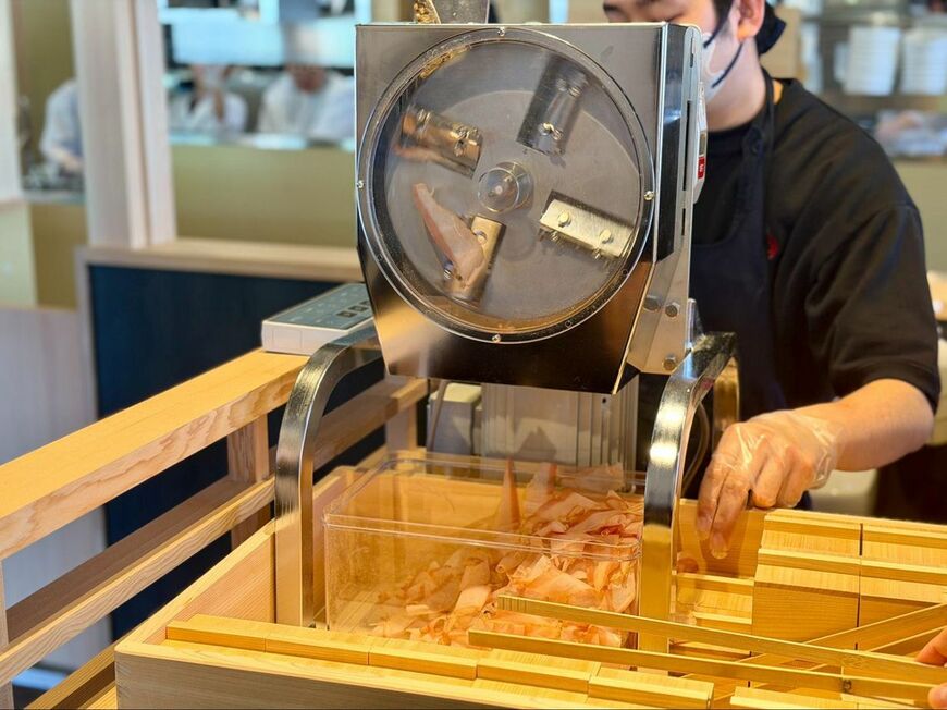 店内入ってすぐに配置された鰹節削り機（写真：物語コーポレーション提供）