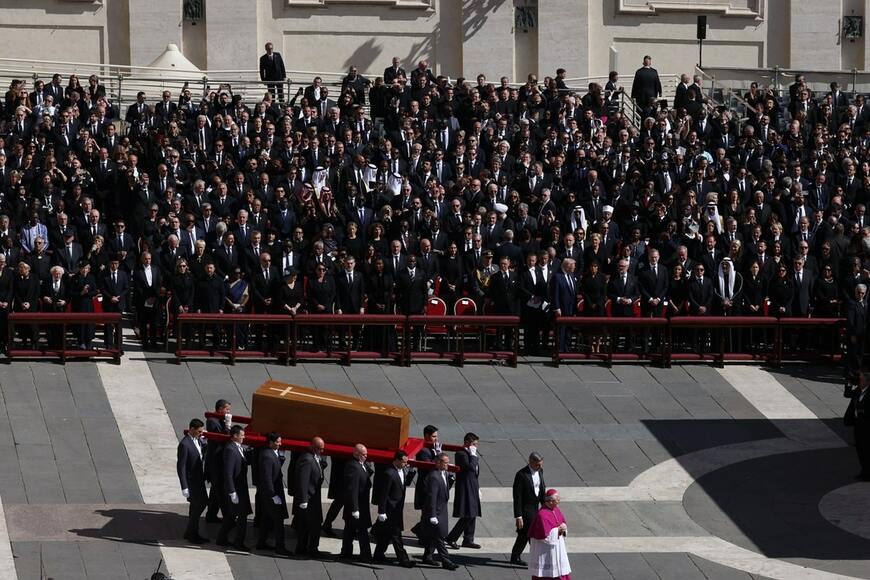 フランシスコの葬儀には世界の指導者たちが集まった（写真：ブルームバーグ）