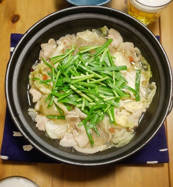 『きのう何食べた？』の豚バラ、キャベツ、にら、春雨のモツ鍋風（写真：梅本さん提供）