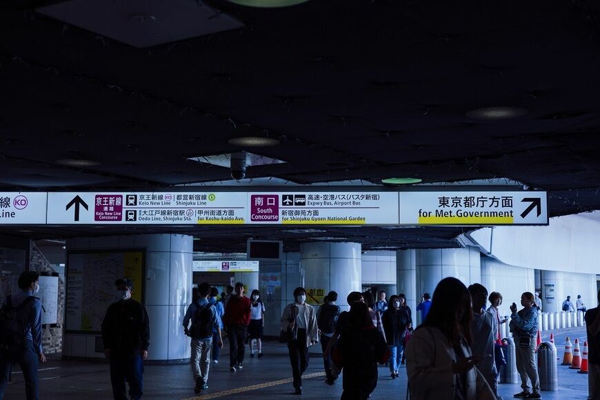 新宿駅構内のサイン（写真：筆者撮影）