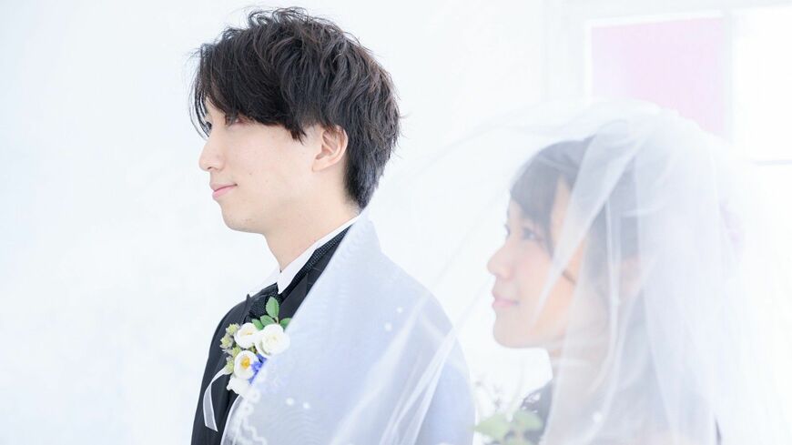 経済状況も影響していると思われるが、何より人と会えないことには始まらない、進まないのが男女関係と、その行き着く先の結婚（婚姻）だろう（写真：kapinon／PIXTA）