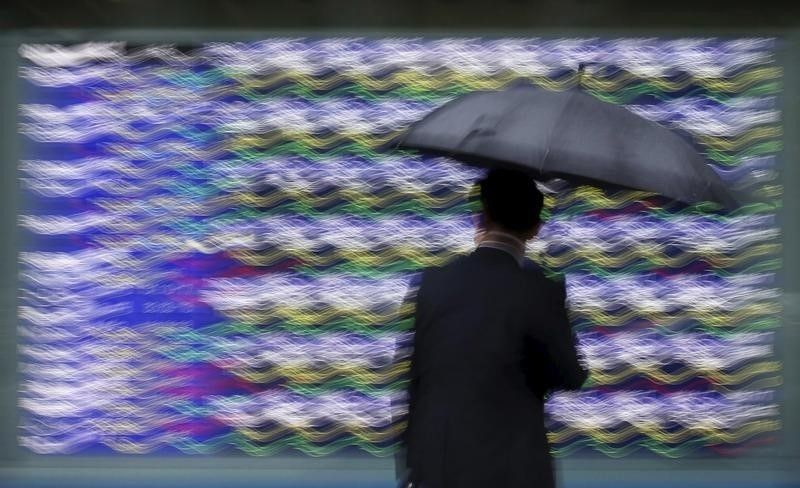 　４月１３日、寄り付きの東京株式市場で、日経平均株価は前営業日比２４８円６１銭高の１万６６２９円８３銭と３日続伸した。都内で昨年９月撮影（２０１６年　ロイター／Issei Kato）