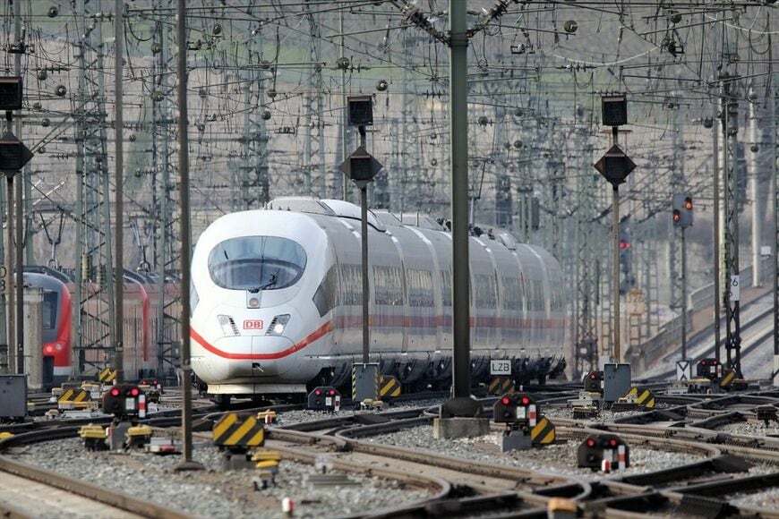 ヴュルツブルク中央駅へ進入する、ドイツを代表する高速列車ICE（撮影：橋爪智之）