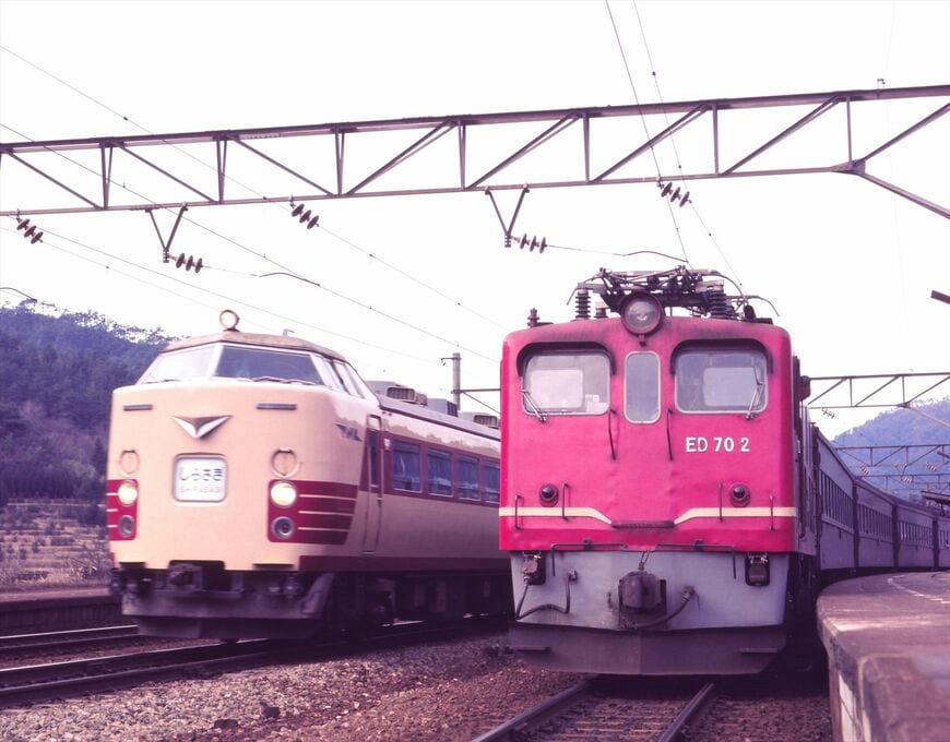 新疋田駅で特急「しらさぎ」に先を譲るED70形牽引の普通列車（撮影：南正時）