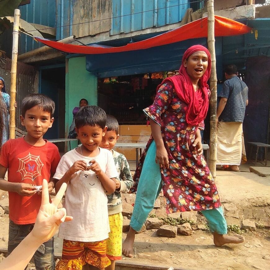 三ツ矢サイダーのキャンディを嬉しそうに食べるバングラデシュの子供たち。ちなみにお母さんにも渡しました（筆者撮影）