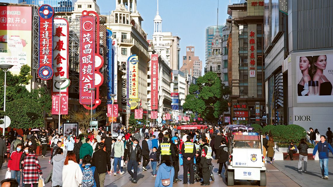 人で活気づく上海の繁華街