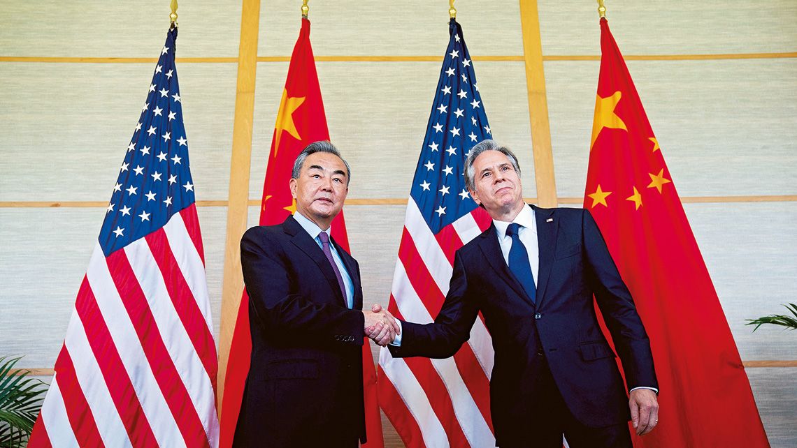 7月のG20、米中外相会談で握手する二人
