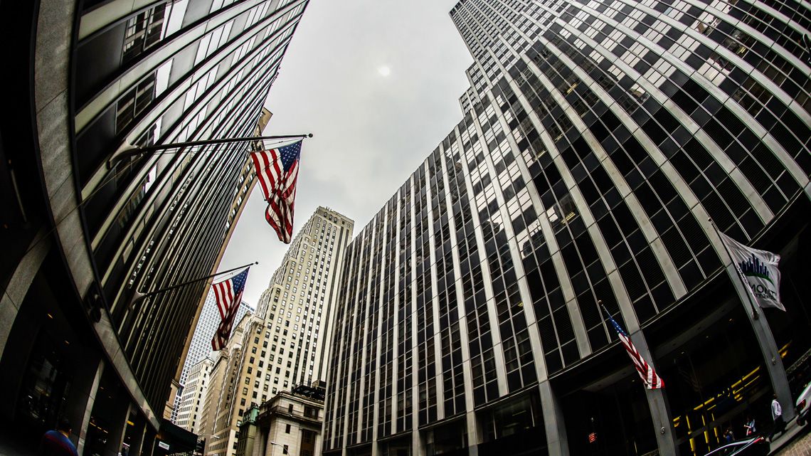ニューヨーク・ウォール街と星条旗