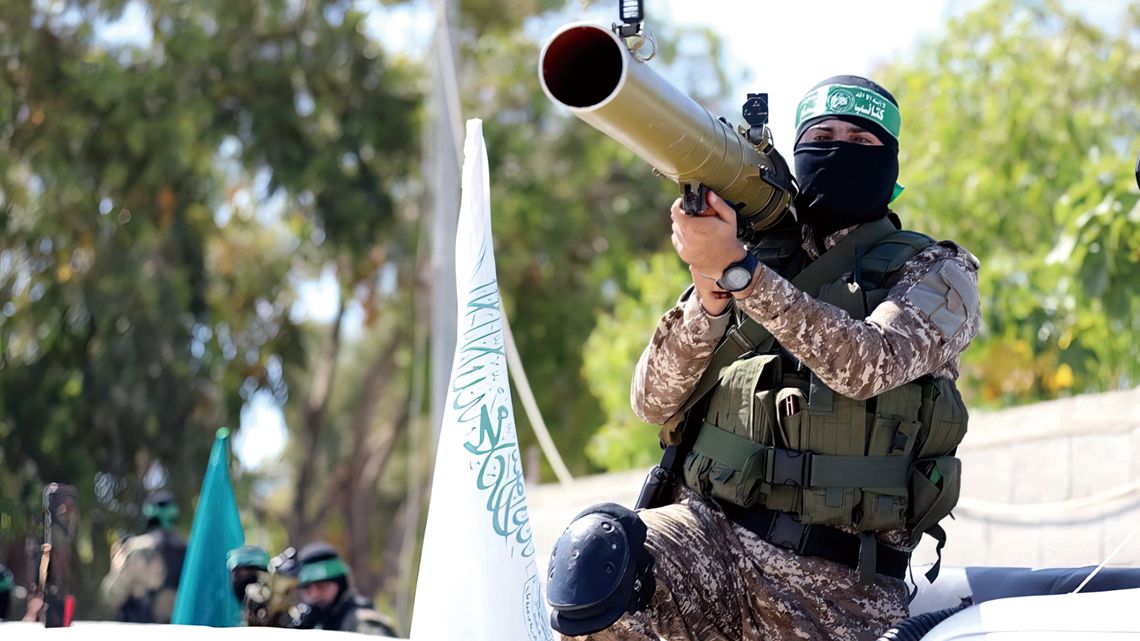 武器を訓練を行うハマスの兵士
