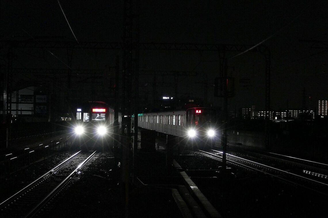 越谷駅の浅草駅寄りの線路上にも2本が到着（記者撮影）