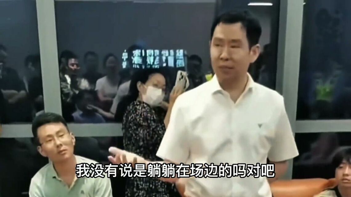 哪吒汽車の創業者で経営トップの方雲舟氏は、未払い賃金の支払いを迫る従業員に取り囲まれた（写真は中国のネット上に流出した動画より）