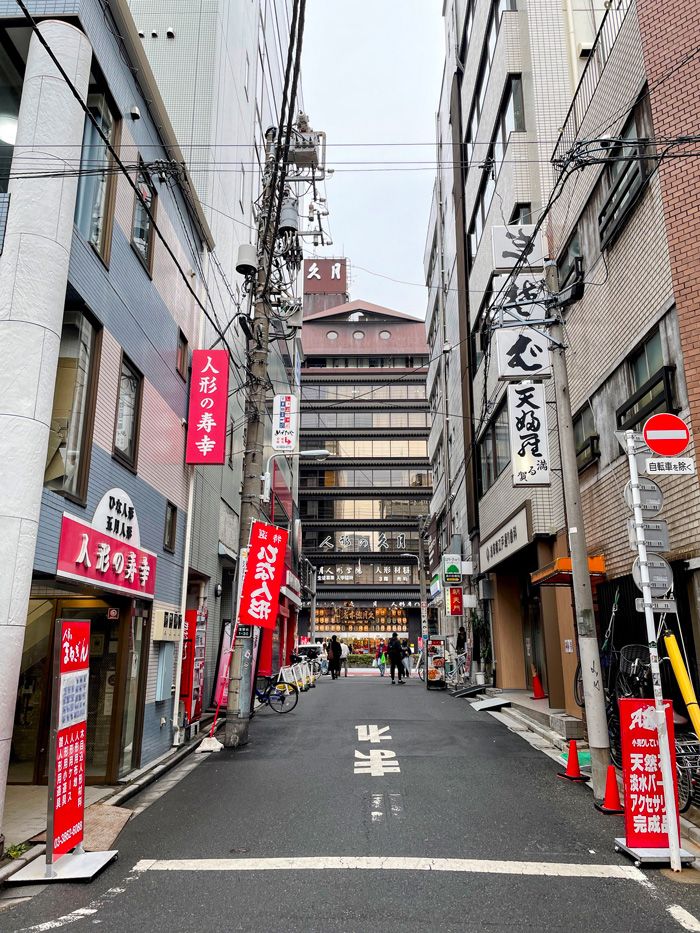 久月、吉徳以外にも人形店が並ぶ