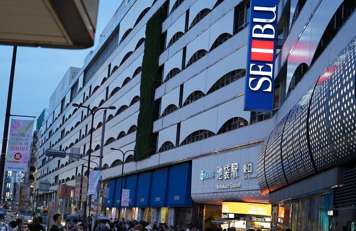 池袋西武は池袋駅東口のシンボルとして、長年多くの利用客に愛されてきた（記者撮影）