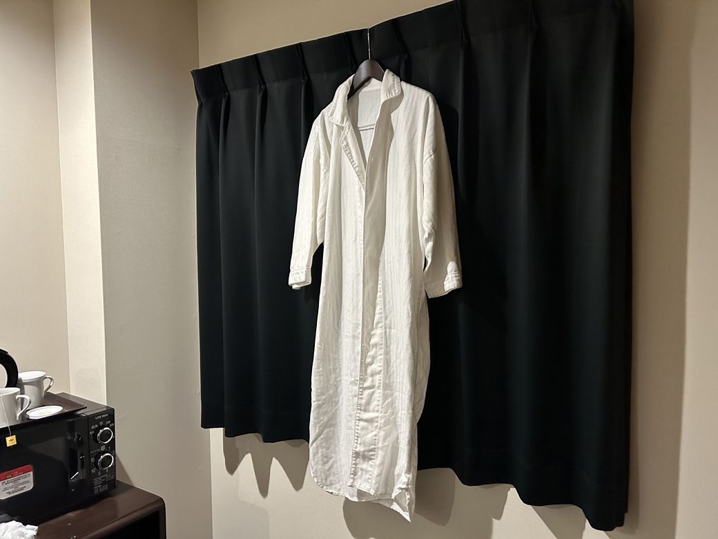 ロングシャツタイプの寝巻き。薄いが、フロントで毛布が借りられるので冬はこれ1枚でも眠れそう（写真：筆者撮影）