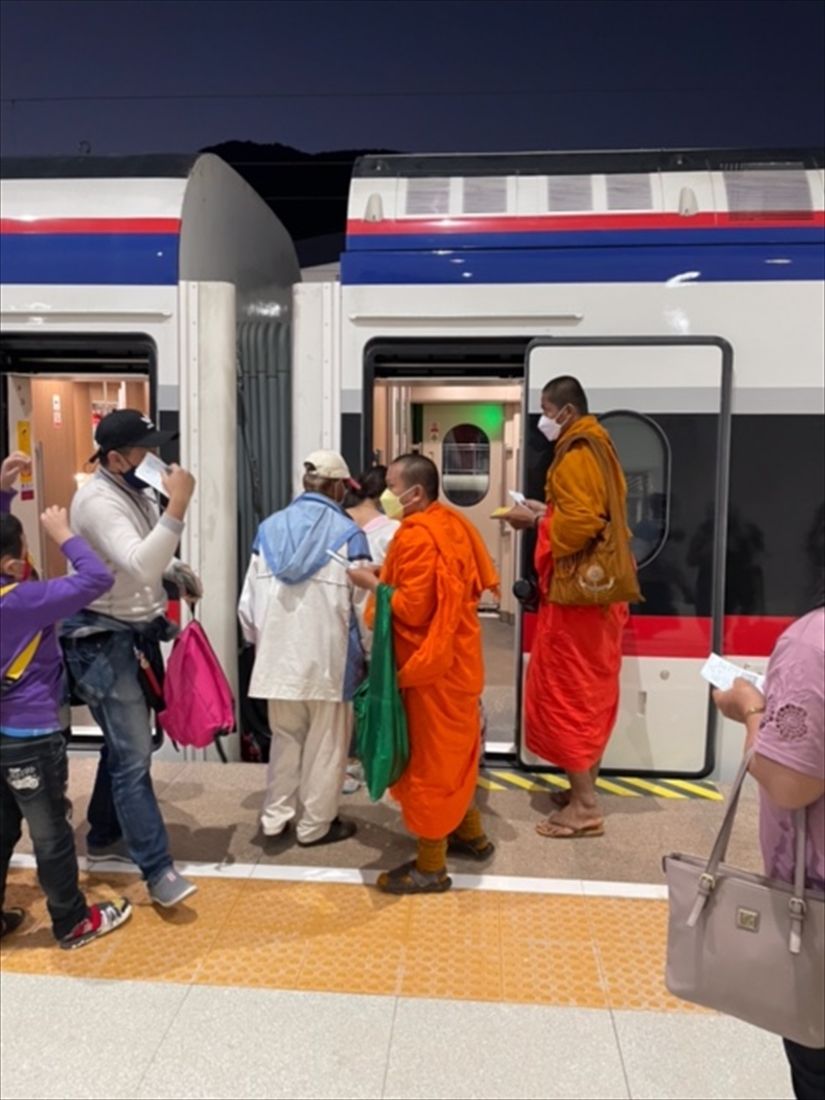 僧侶が列車に乗り込む様子はいかにもラオスらしい（写真：古賀俊行）