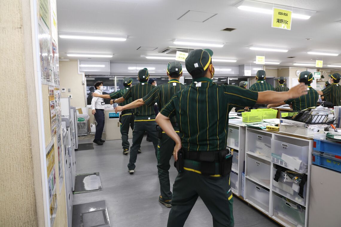 ヤマト運輸の営業所では朝礼でヤマト体操を行っている。ドライバーは荷物の配達、集荷、営業など、工夫を凝らして業務に従事している（撮影：尾形文繁）