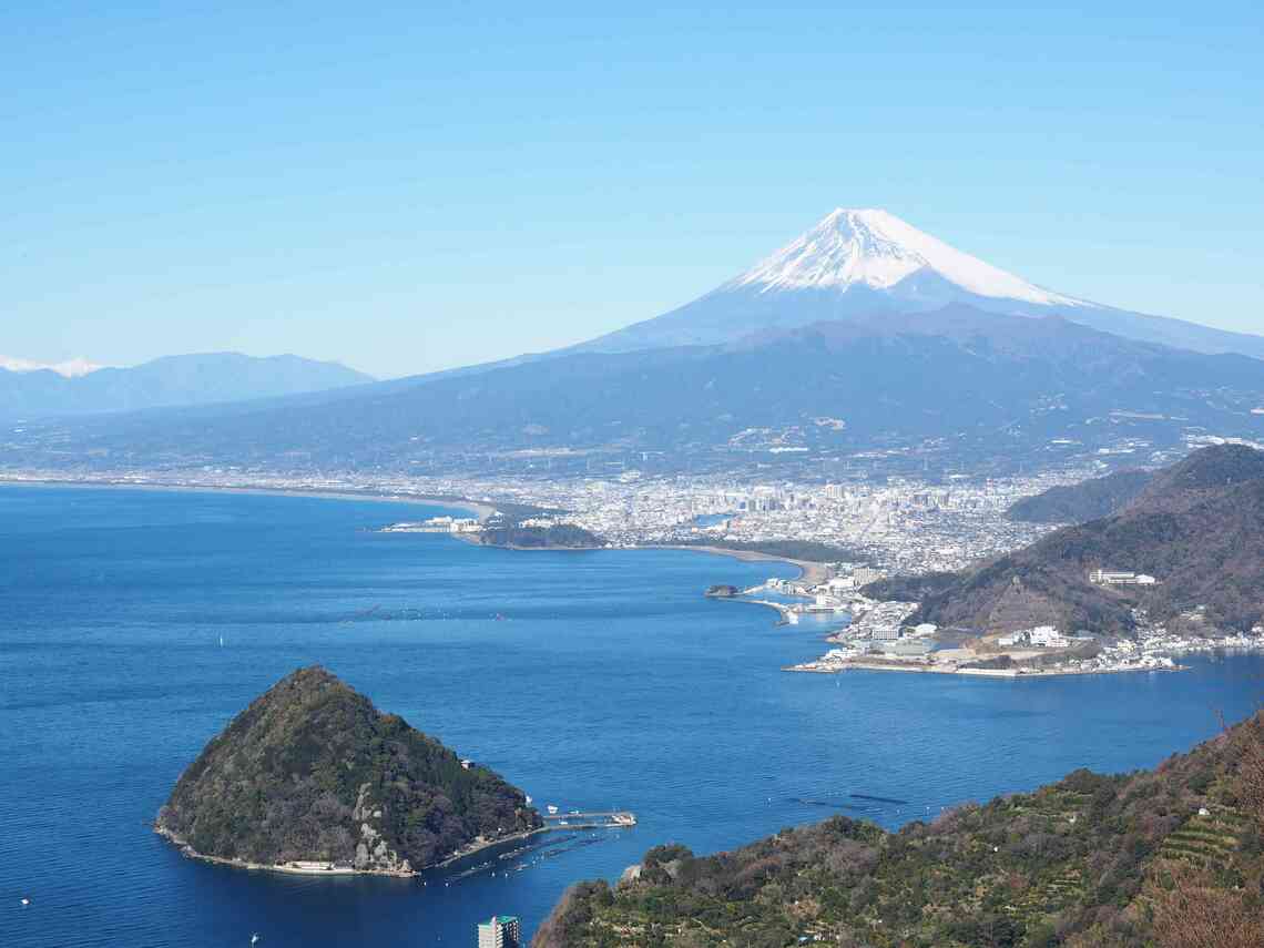 富士山と駿河湾（写真：筆者撮影）