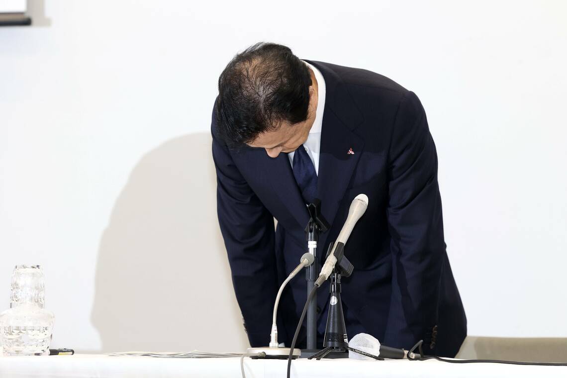 会見で謝罪する杉山武史社長。不正の責任を取って辞任を表明した（撮影：尾形文繁）