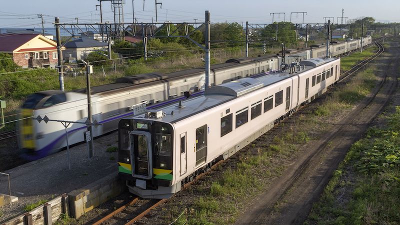 修学旅行の増結により8両編成になった261系「北斗」を待避する737形。 261系先頭部の白と比べると色を帯びていることがわかるが、実際にはほんのりと上品な色彩(写真:塩塚陽介)