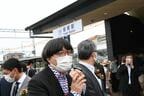 結崎駅について説明する川西氏