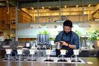 注文後、バリスタが客の前で1杯づつコーヒーを抽出する
