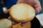 香ばしくトーストしたバンズ。