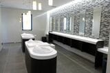 リニューアルしたトイレ。女子トイレには「スタイリングコーナー」（写真：南海電鉄）